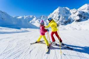 Read more about the article A Guide for Newbies: Skies or Snowboards?