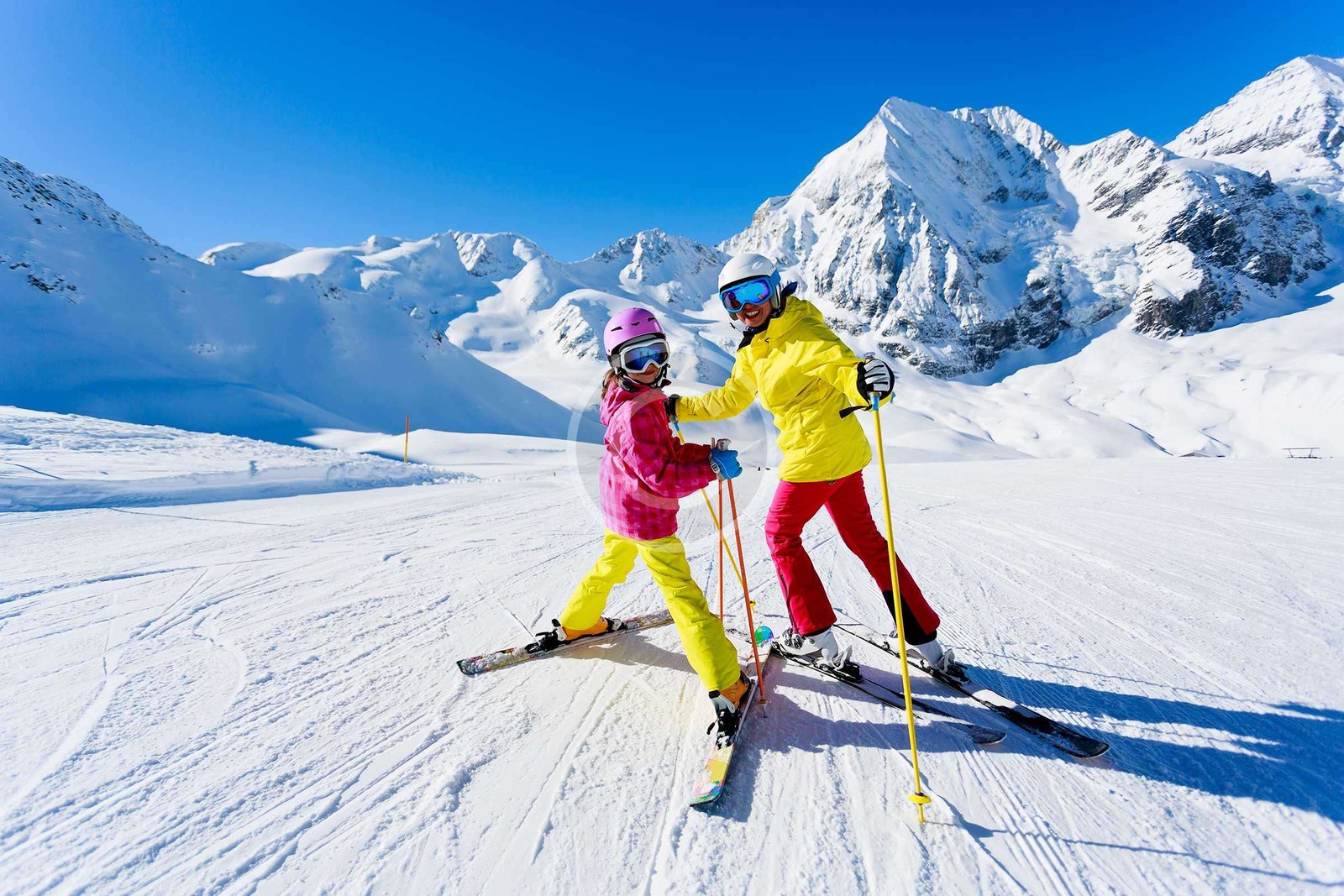 Read more about the article A Guide for Newbies: Skies or Snowboards?